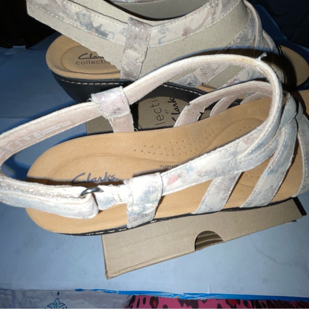 NEW IN BOX CLARKS “MERLIAH ROSE “ SANDAL IN SAND FLORAL SZ 12W